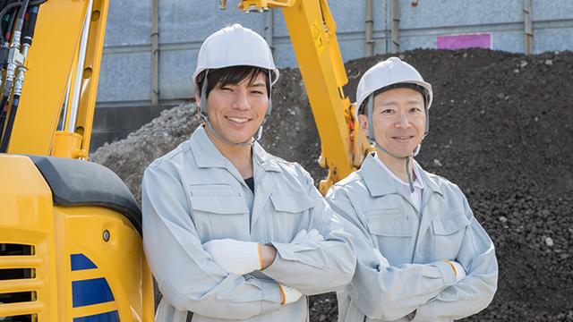 資格支援制度や福利厚生対して笑顔の従業員のイメージ画像